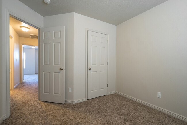 Building Photo - 3155 S Hidden Valley Dr