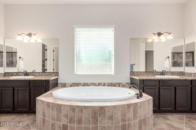 Building Photo - Stunning 4 bedroom, 3 bathroom home in the desirable community of Avian Trails!!