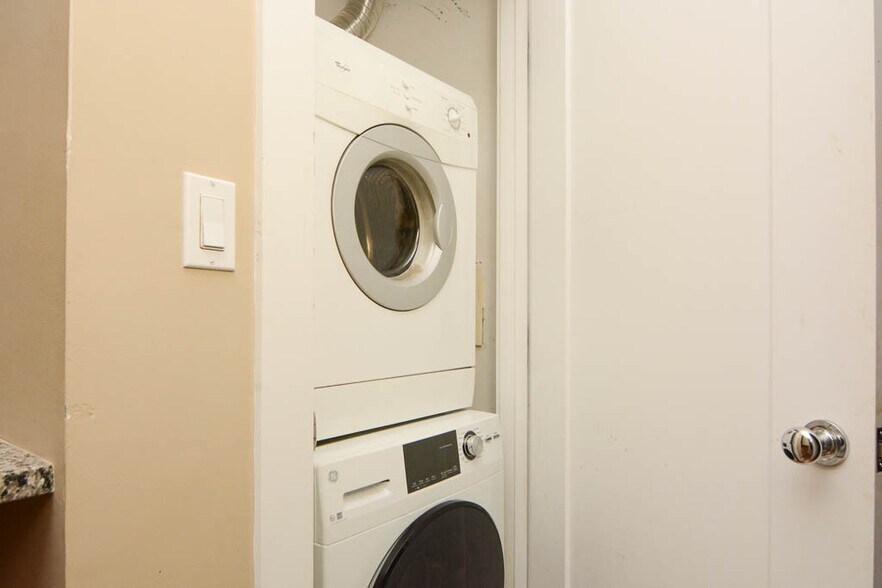 Building Photo - 726 W Addison St