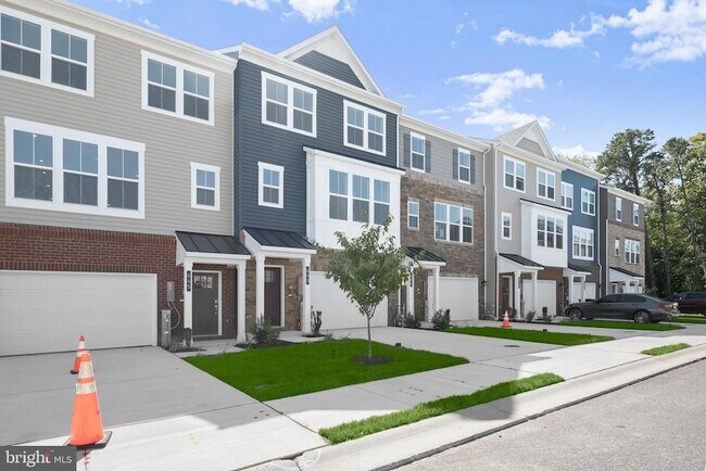 Building Photo - 643 Eastland Row