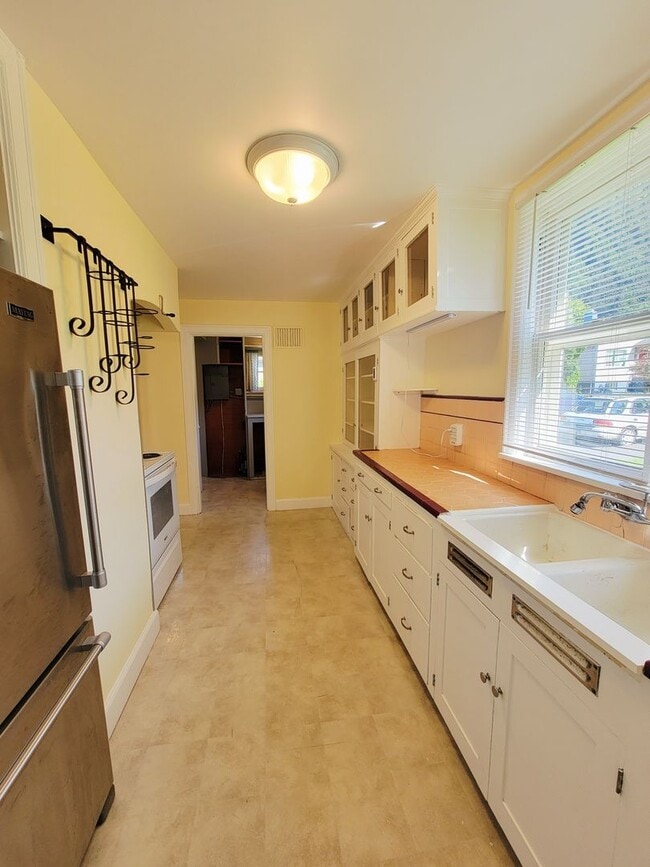Building Photo - 3-Bedroom Home in Juneau’s Desirable Downt...