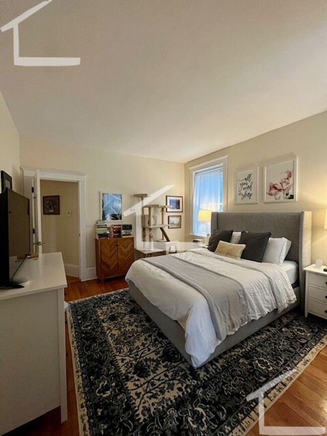 Building Photo - 7/1 Sunny, renovated 2.5BR near Coolide Co...