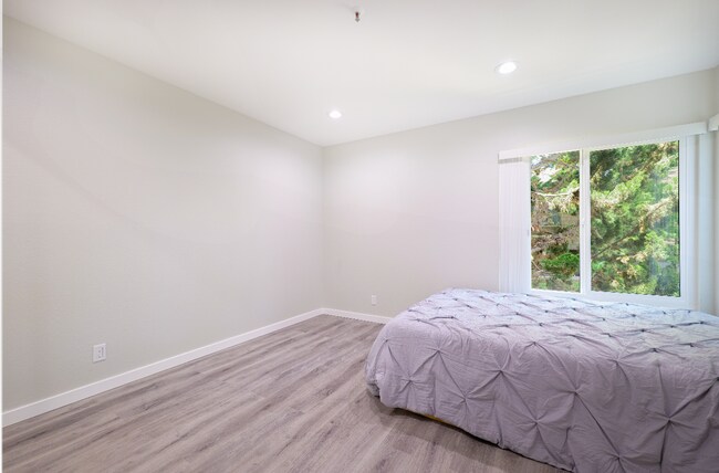 Building Photo - Renovated 3 Bed, 3 Bath Townhome Available...