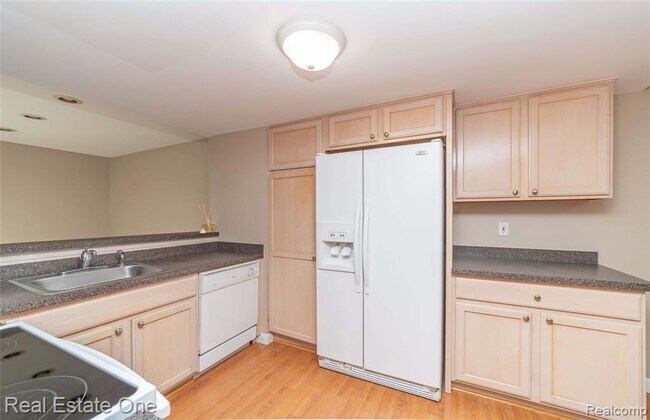 Building Photo - 5652 Drake Hollow Dr E