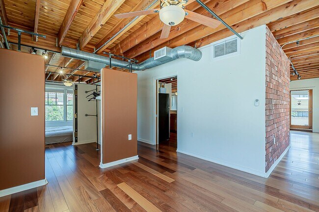 Building Photo - Live Downtown! Move Right In!