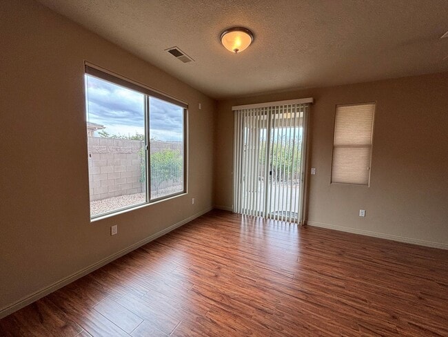 Building Photo - SPACIOUS HOME FOR RENT!