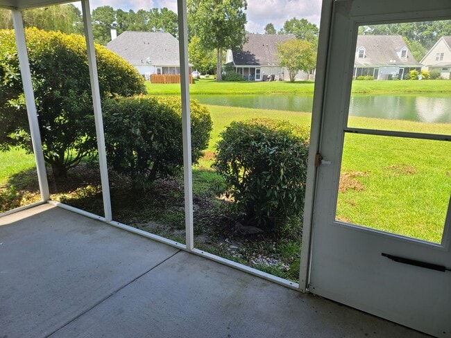 Building Photo - Freshly renovated and low maintenance