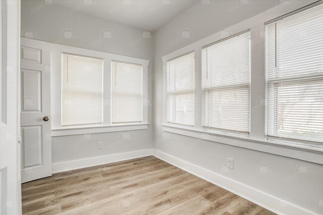 Building Photo - 812 Monroe Ave