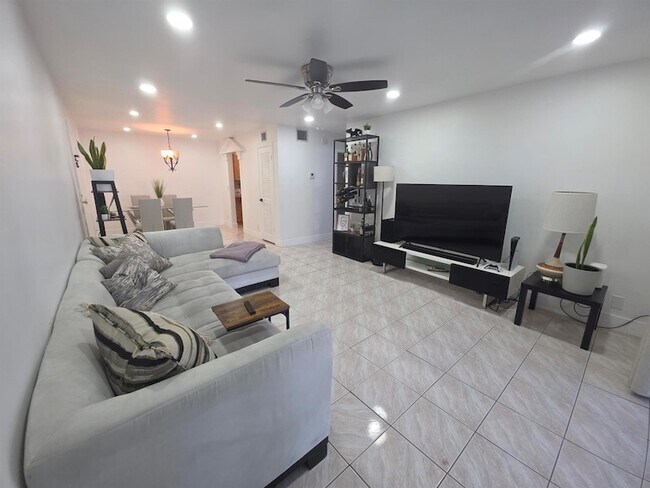Building Photo - 6391 Bay Club Dr