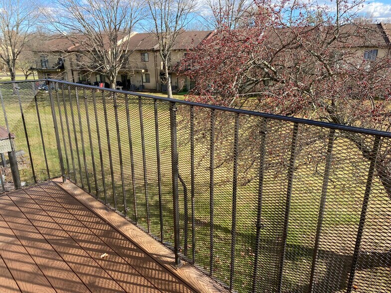 Balcony - 1022 Gum Pl