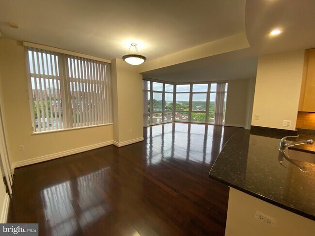 Building Photo - 8220 Crestwood Heights Dr