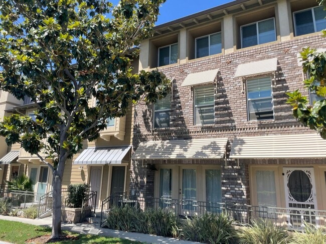 Building Photo - 3 Bed + 3.5 Bath + Bonus Room in Tustin Fi...
