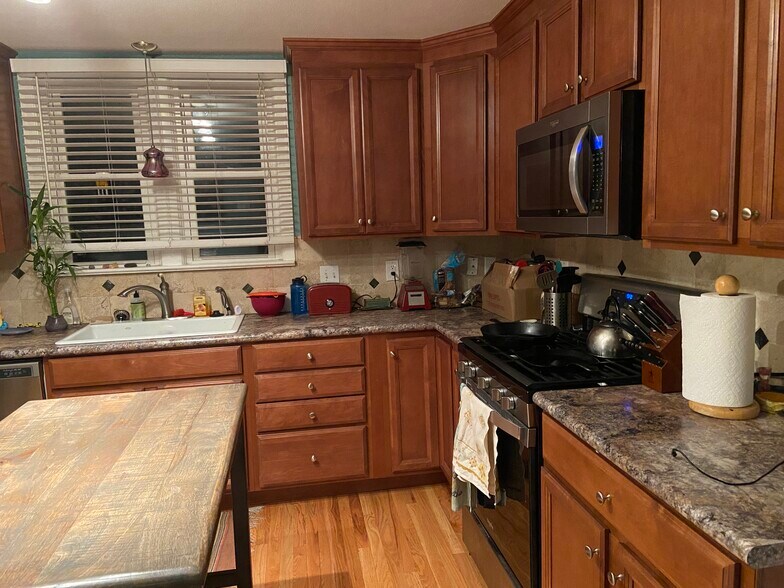 Large kitchen - 2921 W Platte Ave