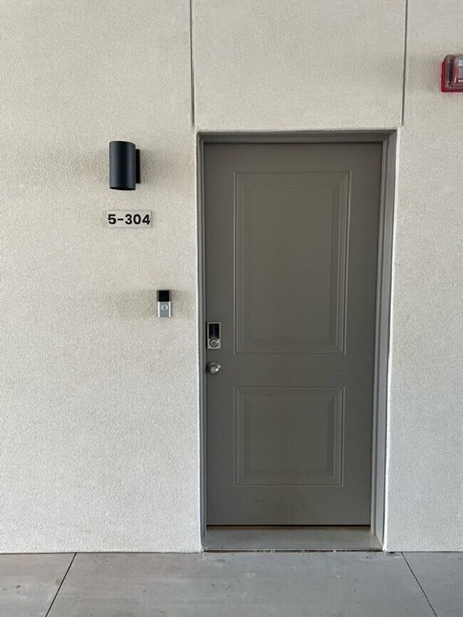 Building Photo - 3 Bedroom Condo in Desert Color with Flexible 6-12 Month Lease