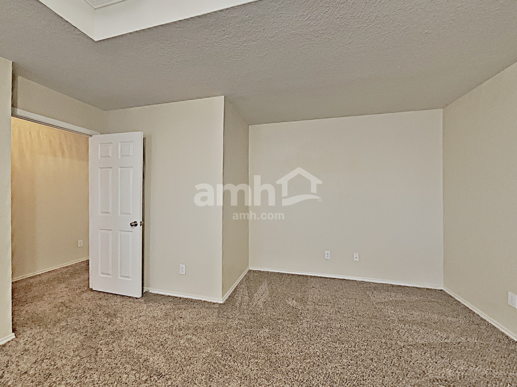 Building Photo - 5839 Sherbrooke Oak