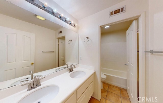 Building Photo - 19 Sorbonne St