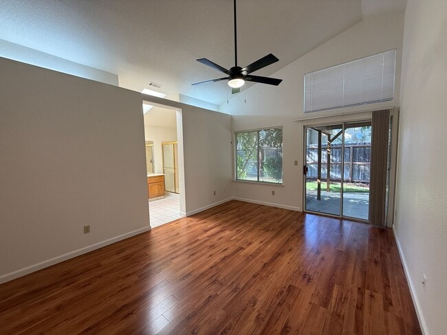 Building Photo - 749 Oak Brook Dr