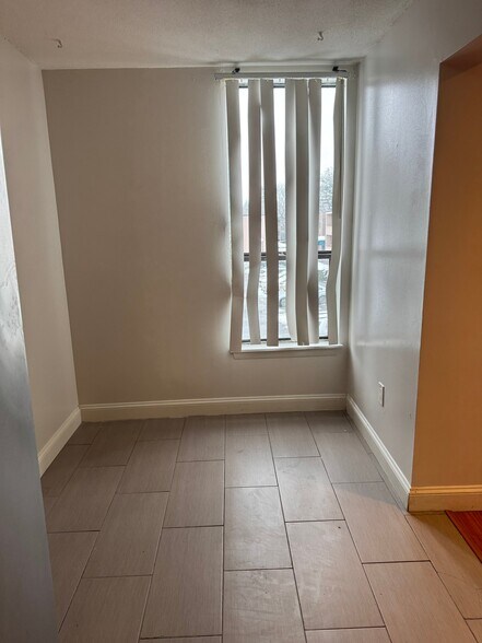 Building Photo - 16 Shrewsbury Green Dr