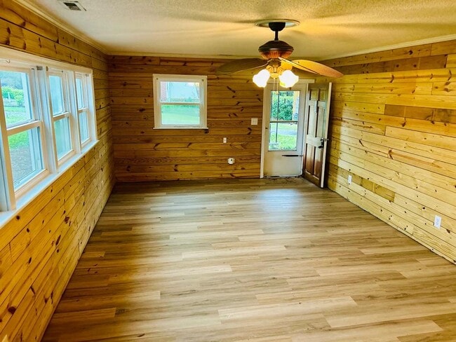 Building Photo - 111 Pinehaven Dr