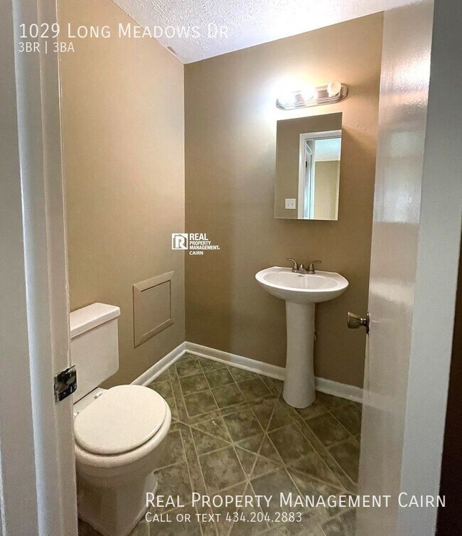 Building Photo - Spacious 3 Bedroom 2.5 Bath Split Level Home