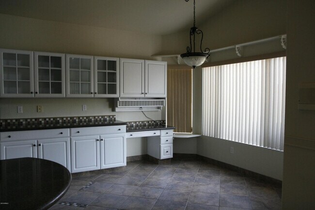 Building Photo - 1393 W Hopi Dr