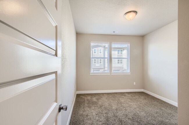 Building Photo - Evolve Real Estate: Move-in Ready in West Arvada, Contemporary 3 Beds/2 Baths Condo!