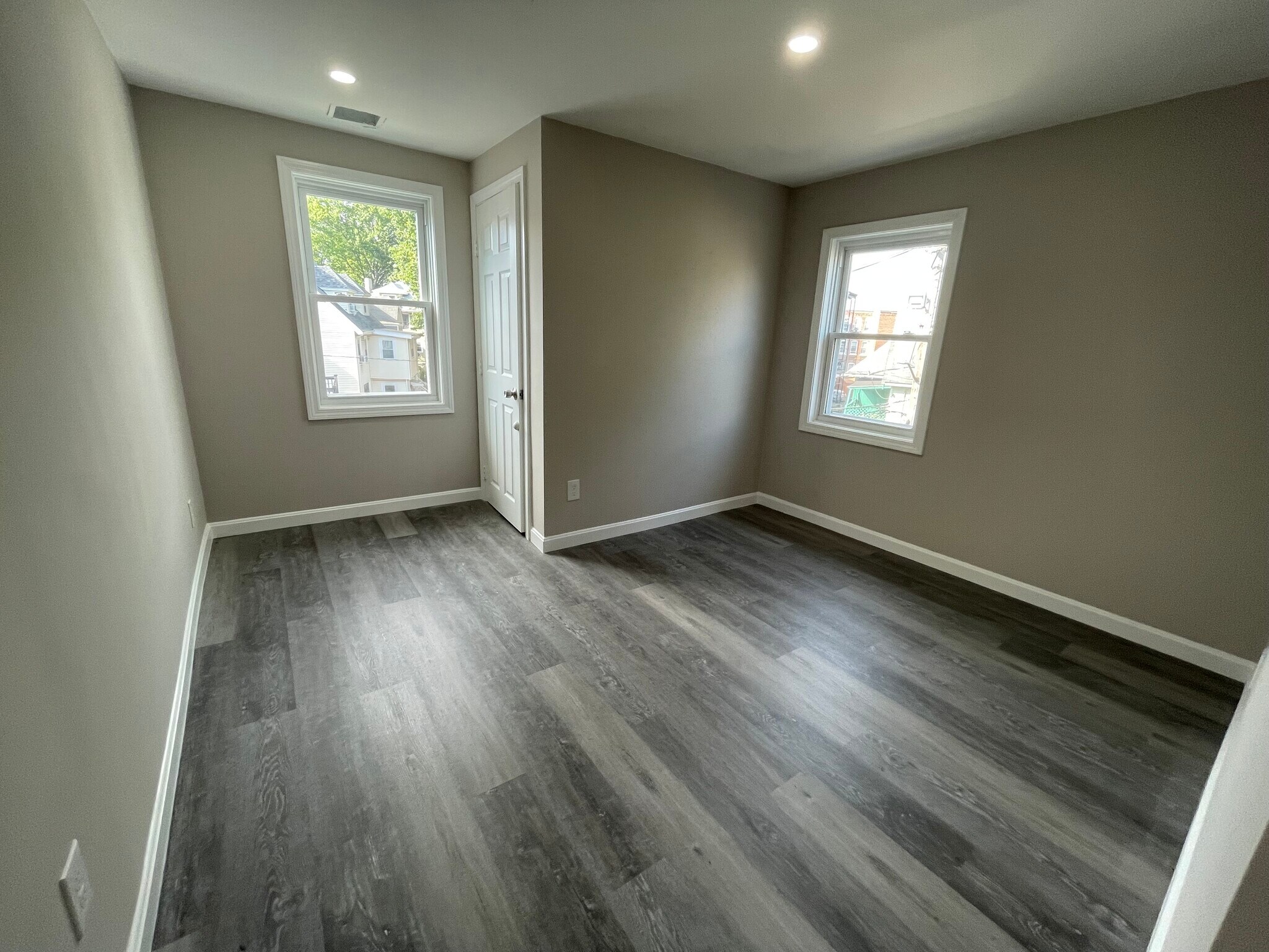 Building Photo - 16 Long Ave