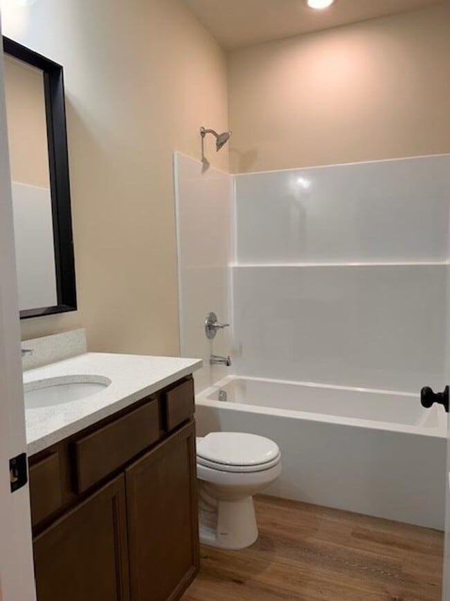 Building Photo - 483 E Harper St