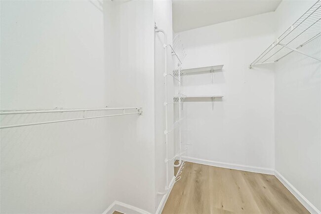 Building Photo - 9850 Pagewood Ln