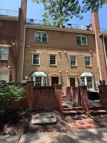 Building Photo - 2510 Fairfax Dr
