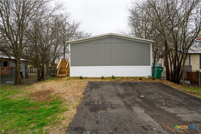 Building Photo - 910 Ashwood Dr