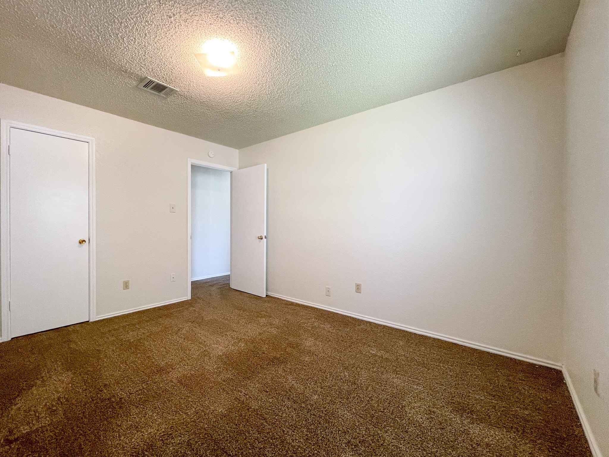 Building Photo - 2000 Ramada Dr