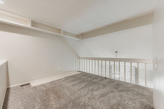 Building Photo - Stylish Townhome with Loft, Fireplace & Ga...