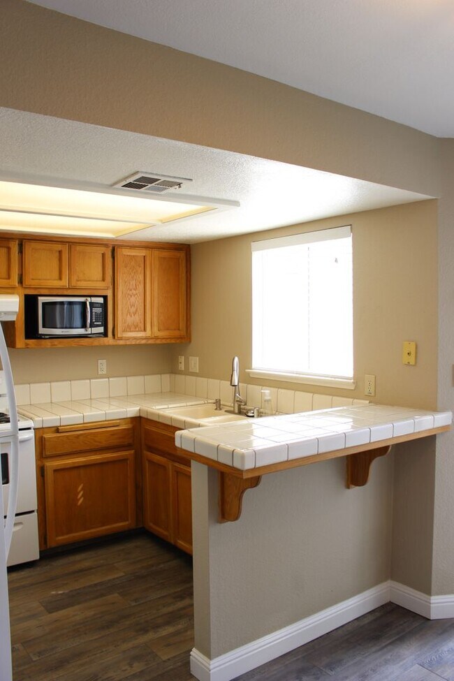 Building Photo - 2600 Brookside Dr