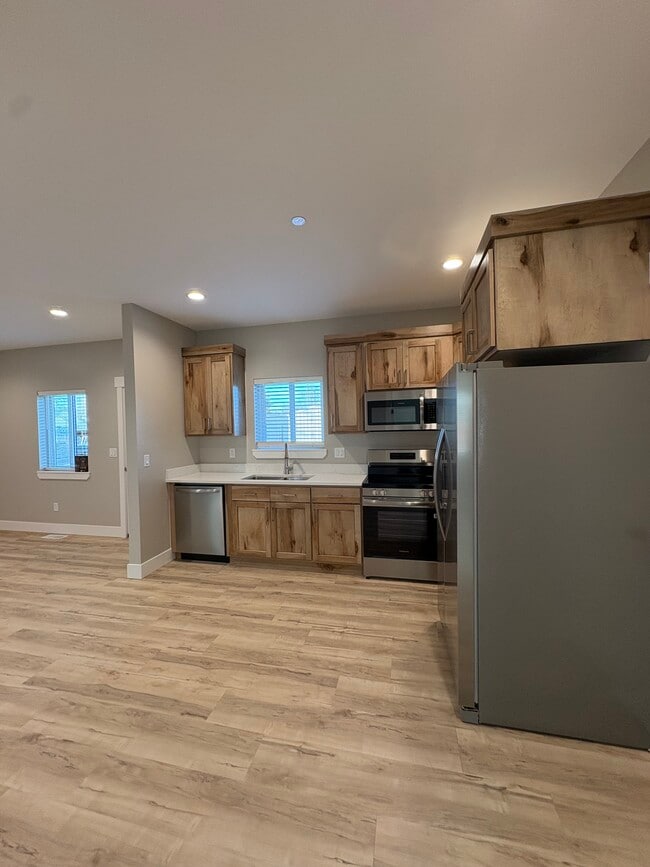 Building Photo - Ririe Apartment unit 7