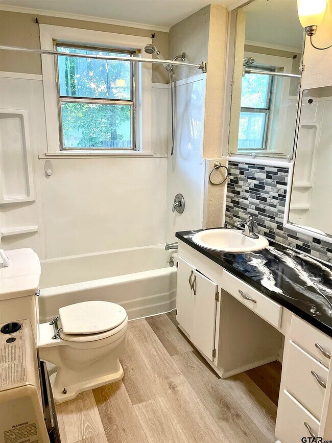 Building Photo - 910 N Newsom St