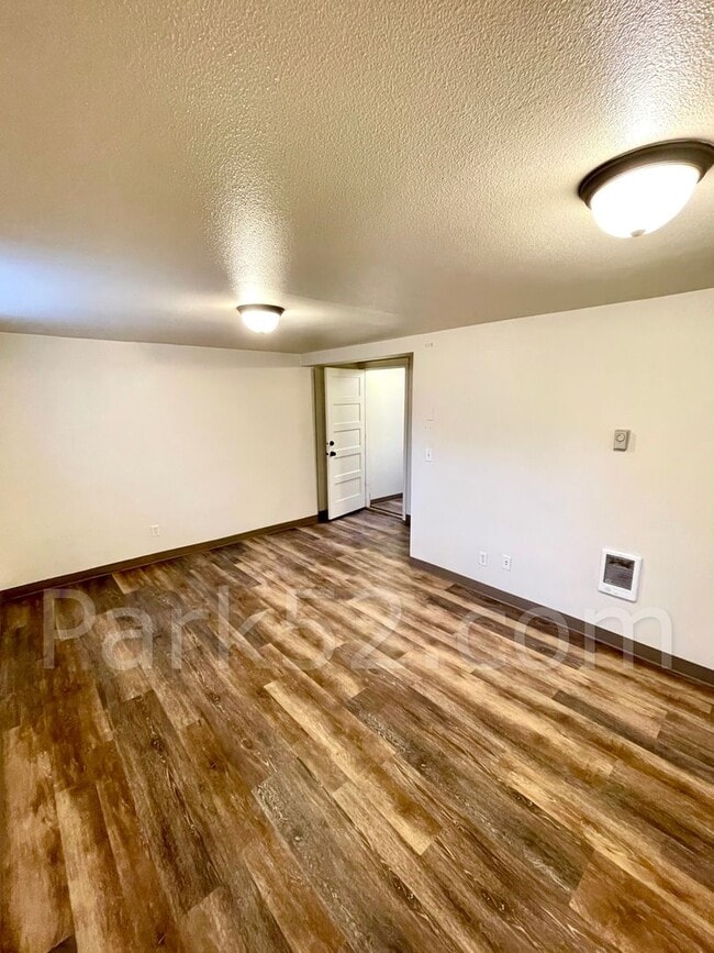 Building Photo - 401 N M St