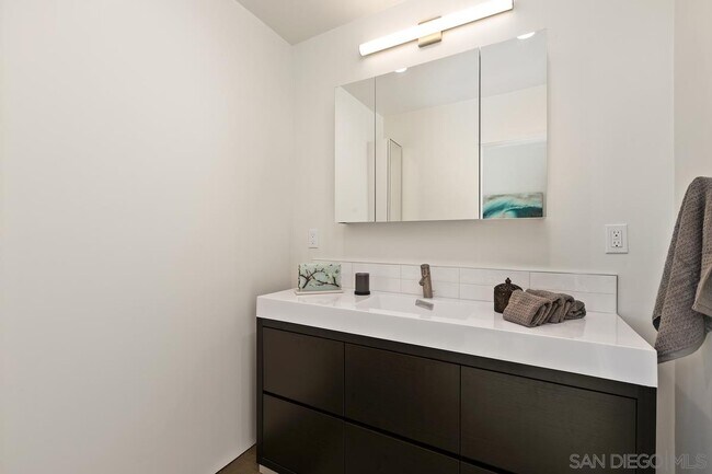 Building Photo - 857 Nolbey St