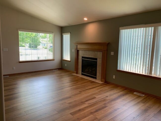 Building Photo - CDA Place Garden Home in Gated Community!