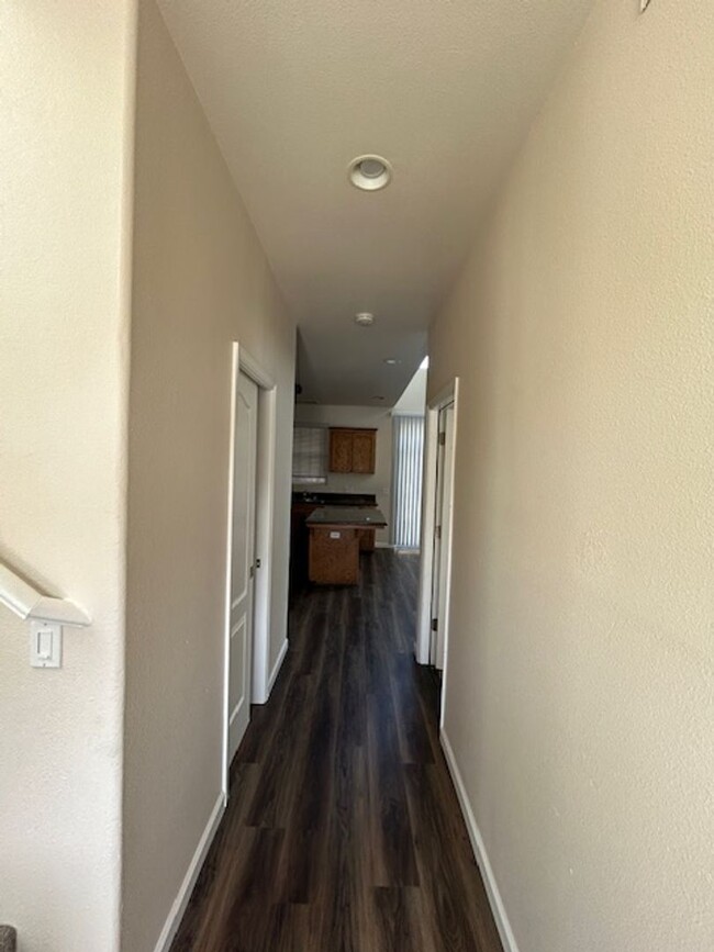 Building Photo - 2-story renovated condo ** MOVE IN SPECIAL...