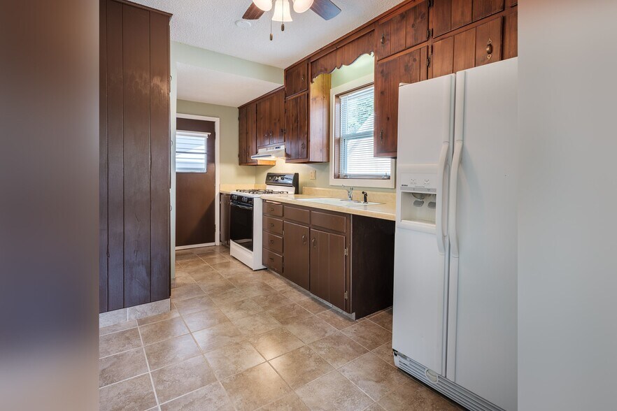 Kitchen view 1 - 525 8th St NW