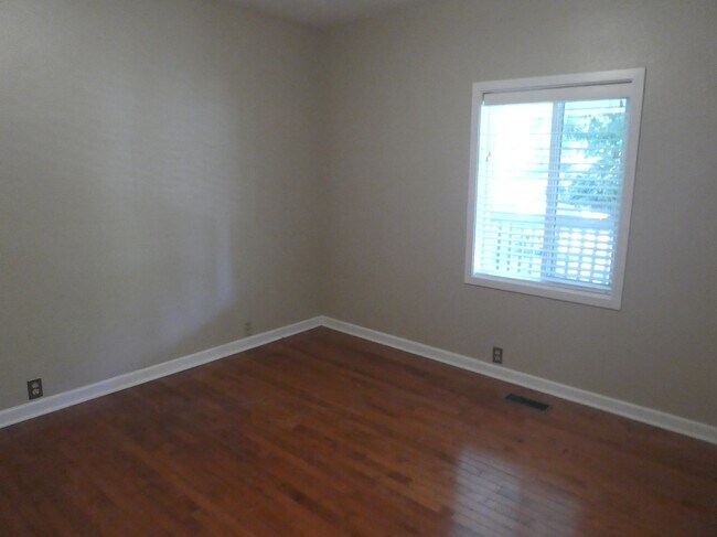 Building Photo - 1420 Dollar St
