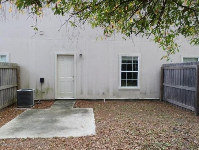 Building Photo - Welcome to this charming 2-bedroom, 2-bath...