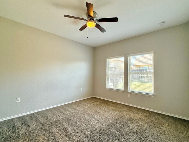 Building Photo - Northeast Crossing Neighborhood. Close to ...