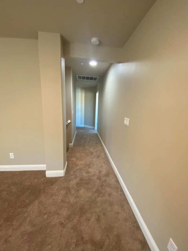 Building Photo - Beautiful 2 story Home in gated community ...