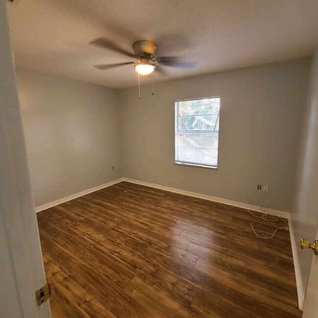 Building Photo - Charming Three Bedroom One Bathroom House ...