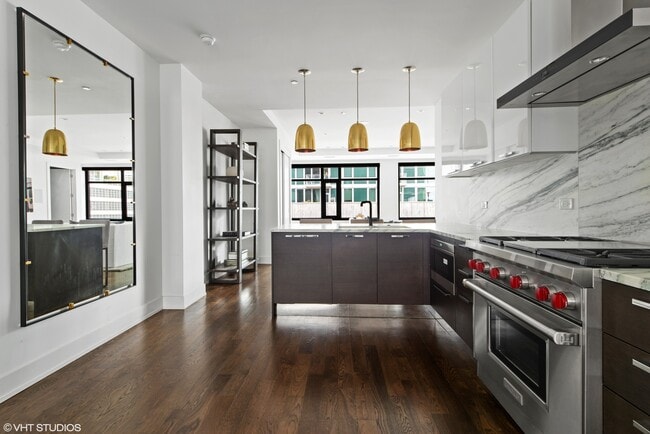 Building Photo - 668 N Kingsbury St