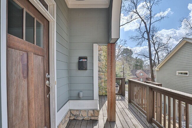 Building Photo - 2033 Cherokee Dr