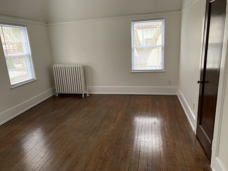 Larger Bedroom (2) - 2863 N Lake Dr