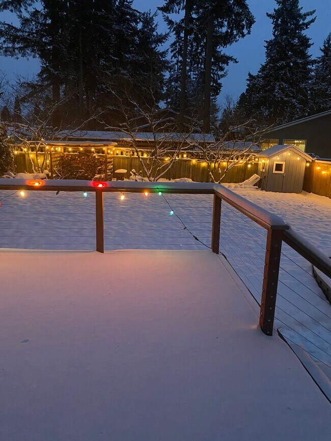 Building Photo - Beautifully Maintained 3 Bedroom 2 Bath Home with Garage and Fenced Yard! Pets Welcome!